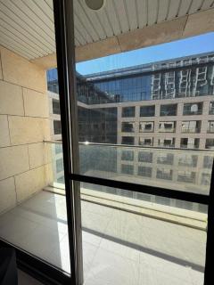 Luxury One-Bedroom Apartment in Damac Tower Abdali prime Location Stunning View - Amman - 4