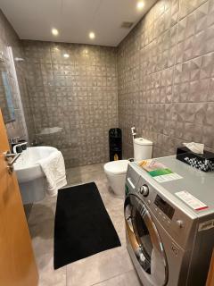 Luxury One-Bedroom Apartment in Damac Tower Abdali prime Location Stunning View - Amman - 3
