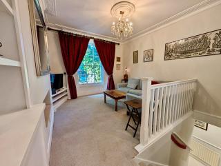 Charming Flat with Balcony in Prime Location - 5