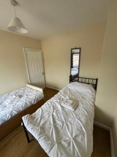 Restful 3-Bed Retreat Tilbury - 1