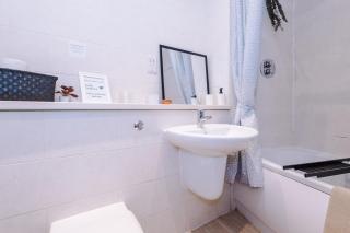 Pool Table, Stunning 2Bed Apt, Central Location - Liverpool - 3