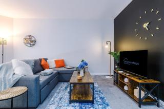 Pool Table, Stunning 2Bed Apt, Central Location - 4