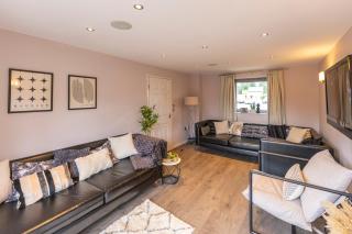 Spacious and Bright 5-bed Home in Nottingham by Renzo, Driveway, Sleeps 9! - Nottingham - 8