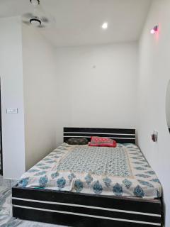 Pandit Devki Nandan Dharamsala & Guest House - 6