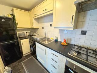 Spacious Beautiful London 2 Bedroom Apartment - 2 Bathrooms - 6