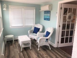 Just Moments From The Causeway Bridge This Charming Spacious Five-Bedroom 2 Bath Home Is Located In Ship Bottom On The Island Of Lbi, Wifi,, - Ship Bottom - 5