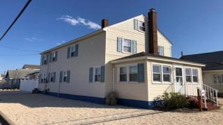 Just Moments From The Causeway Bridge This Charming Spacious Five-Bedroom 2 Bath Home Is Located In Ship Bottom On The Island Of Lbi, Wifi,, - Ship Bottom - 4