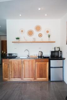 Tropical Poolside Apartment - 4