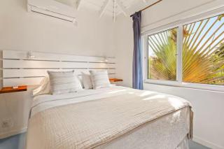 The location was perfect and on the ocean with lounging space - 8