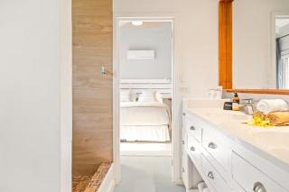 The location was perfect and on the ocean with lounging space - Placencia Village - 4