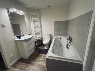 Ruime suite met privé ingang en badkamer - Genk - 2