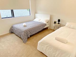 Brand-New Large house Castlebane Drive - Auckland - 3