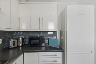 Two Bed Serviced Apartment - London - 3