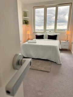 Room and Private Bathroom in London - Barking - 0