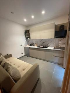 JOIVY Exclusive 2-Bedroom Villa with Private Garden - 5 minutes from the Colosseum - Rome - 9