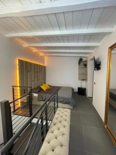JOIVY Exclusive 2-Bedroom Villa with Private Garden - 5 minutes from the Colosseum - Rome - 7
