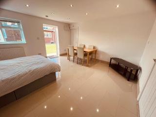 Spacious Studio flat B - New Bedfont - 1