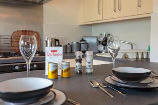Free Parking - City Centre - 3 Bedrooms - 5 Guests - 3