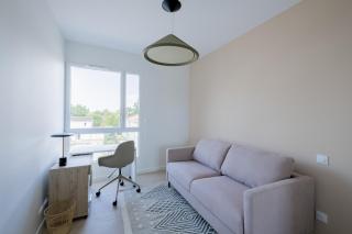 Spacious 4BR with Lovely Balcony - 8