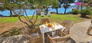 Beach front with Swimming Pool, Illyria Resort Apt 102 - 0