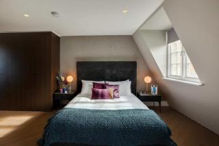 The Penthouse Pause - Soho - by Frankie Says - Moffat - 1
