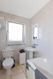 Free Parking - Sleeps 6 - Central - Good Location - 3