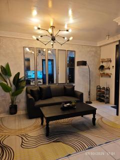 Luxhomme GuestHouse with Balcony - Baguio - 9