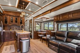 Private Luxury RV Getaway Full Bath Kitchen Heating - 4