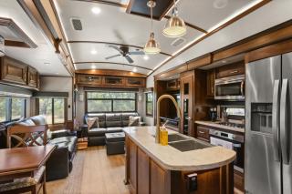 Private Luxury RV Getaway Full Bath Kitchen Heating - 3