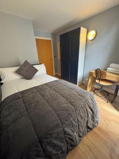 Two Bedroom Canary Wharf Apartment - 3