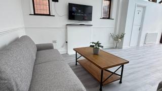 4 Bedroom House - Romford - 0