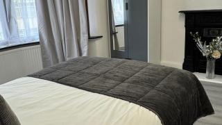 4 Bedroom House - Romford - 3