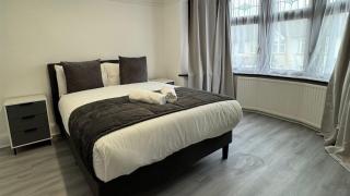 4 Bedroom House - Romford - 1