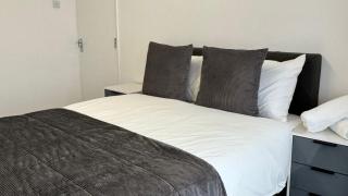4 Bedroom House - Romford - Dagenham - 8