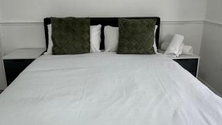 4 Bedroom House - Romford - Dagenham - 7