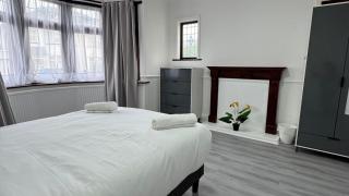 4 Bedroom House - Romford - Dagenham - 6