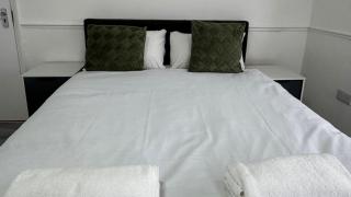4 Bedroom House - Romford - Dagenham - 4