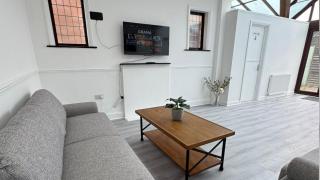 4 Bedroom House - Romford - Dagenham - 1