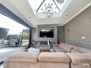 Elegant 6 bedroom Family Home, 2x corner Jacuzzi bath in LUTON - 4