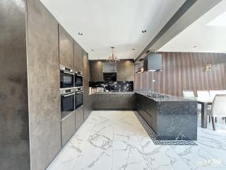 Elegant 6 bedroom Family Home, 2x corner Jacuzzi bath in LUTON - 2