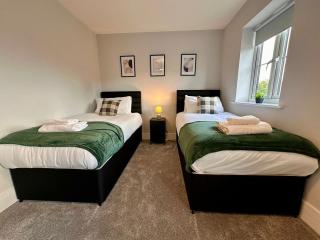 Stunning 4 Bedroom, Sleeps 9, Centre Of Telford - 4