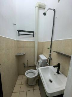 Queen Bed Budget Room - 2