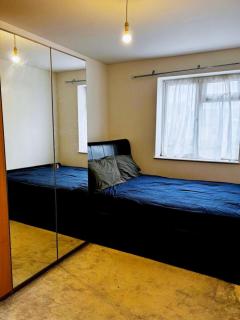 Family-Friendly 2-Bedroom Flat - Friern Barnet - 7