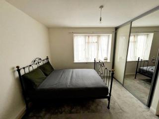 Family-Friendly 2-Bedroom Flat - Friern Barnet - 6