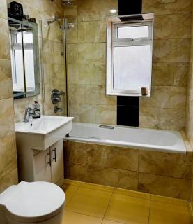 Family-Friendly 2-Bedroom Flat - Friern Barnet - 5