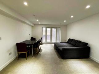 Family-Friendly 2-Bedroom Flat - 4