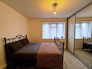 Family-Friendly 2-Bedroom Flat - Friern Barnet - 1