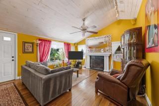 Sal's Place - Close to tourism, Private Yard, Pool! - 6