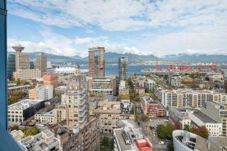 Luxury 2 Bed 2 Bath Condo Downtown Vancouver with Free Parking - 2