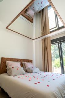Romance Me - Love Room Élégante avec Table de Massage & Pole Dance - Night & Day use - 1